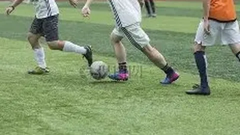 贝克汉姆二子与女友逛街，维多利亚好奇有何趣事？